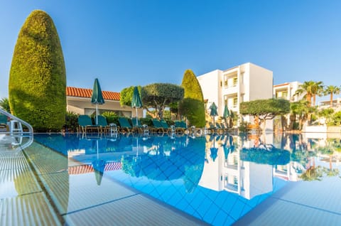 Swimming pool, sunbed