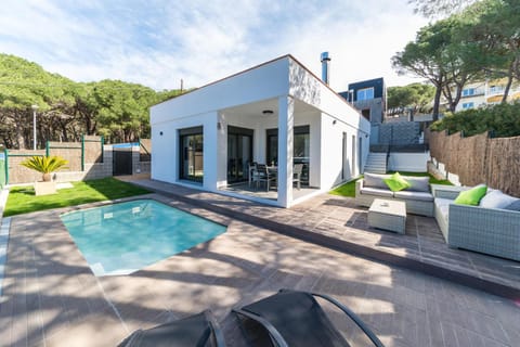 Property building, Patio, Swimming pool