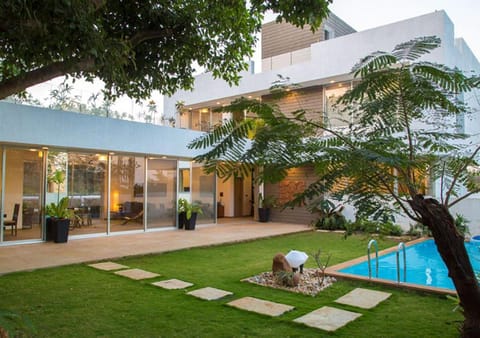 Facade/entrance, Day, Garden, Balcony/Terrace, Swimming pool