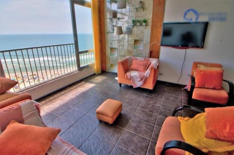 Day, TV and multimedia, Balcony/Terrace, Living room, On site, Landmark view, Area and facilities