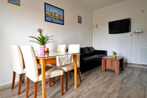 TV and multimedia, Living room, Seating area, Dining area, Evening entertainment