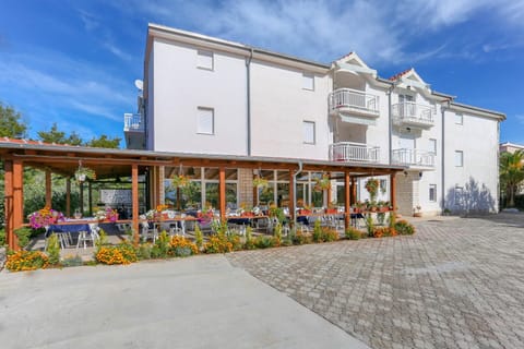 Property building, Restaurant/places to eat, Facade/entrance, Area and facilities