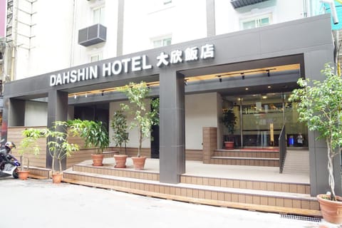 Facade/entrance, Location