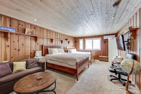 Bed, TV and multimedia, Seating area, Bedroom, towels