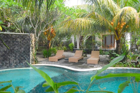 Property building, Swimming pool, sunbed