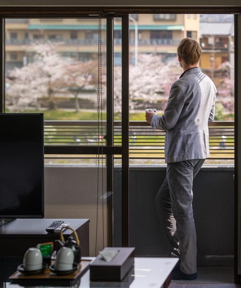 Spring, Day, People, Balcony/Terrace, Mountain view, River view