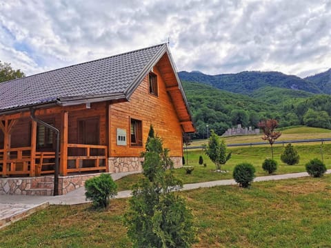 Nearby landmark, Facade/entrance, Spring, Off site, Day, Neighbourhood, Natural landscape, Bird's eye view, Summer, Garden view, Mountain view, River view