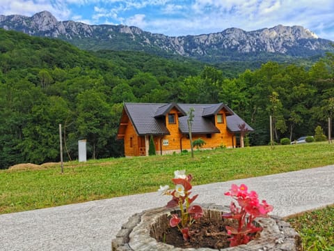 Nearby landmark, Restaurant/places to eat, Facade/entrance, Spring, Off site, Day, Neighbourhood, Natural landscape, Summer, Decorative detail, Garden view, Mountain view, River view, Swimming pool, Swimming pool