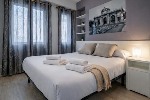 Bed, Bedroom, towels