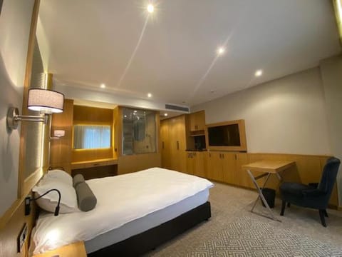 Bed, Photo of the whole room, Bedroom, Family