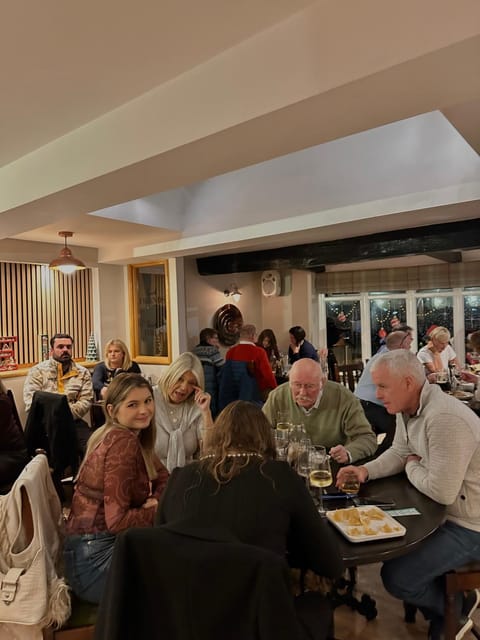 Restaurant/places to eat, People, group of guests