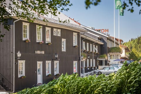 Property building, Facade/entrance, Summer