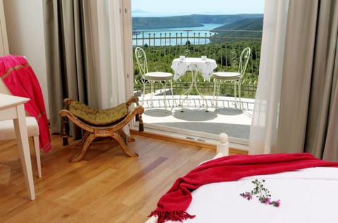 Balcony/Terrace, Bedroom, Lake view