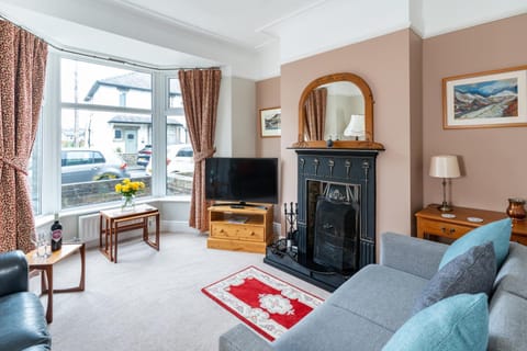 Communal lounge/ TV room, TV and multimedia, Living room, Seating area, flat iron