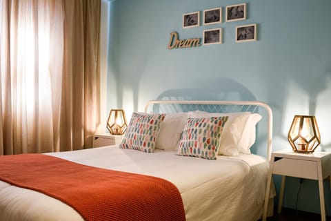 Bed, Photo of the whole room, Decorative detail, Decorative detail, Bedroom, On site, young children, young children, older children, older children, Family, Family