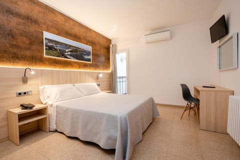 Bed, TV and multimedia, Photo of the whole room, Bedroom, hair dresser, air conditioner