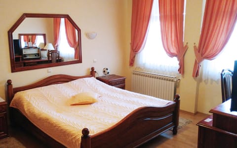 Shower, Toilet, Bathroom, TV and multimedia, Decorative detail, Bedroom, On site, Swimming pool, Drinks, Alcoholic drinks, Non alcoholic drinks