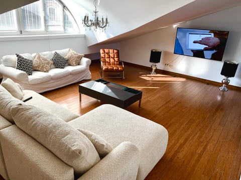 Communal lounge/ TV room, TV and multimedia, Living room, Seating area, Evening entertainment