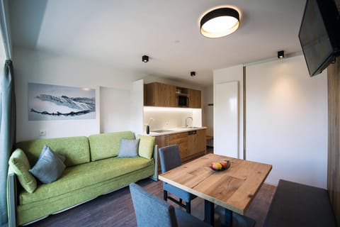 Kitchen or kitchenette, Living room, Seating area, Dining area