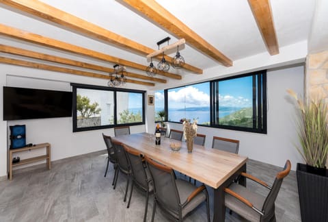 Communal lounge/ TV room, Sea view