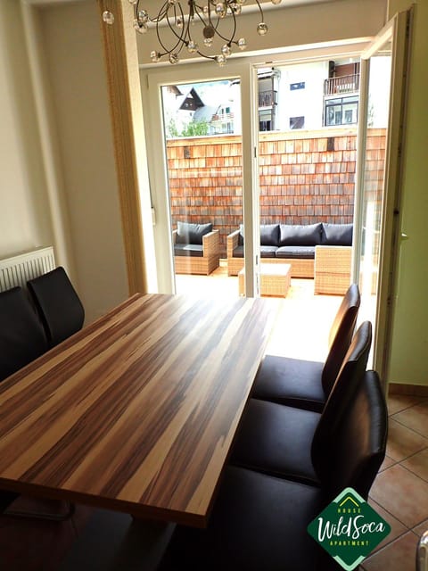 Coffee/tea facilities, Kitchen or kitchenette, Seating area, Dining area
