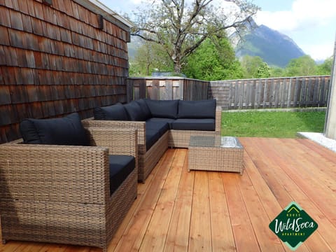 Day, Natural landscape, Balcony/Terrace, Seating area, Family