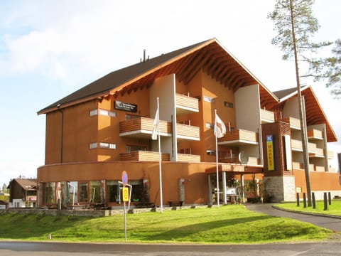 Facade/entrance, Spring, Summer, Autumn