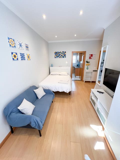 Communal lounge/ TV room, Bed, TV and multimedia, Living room, Seating area