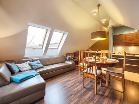 TV and multimedia, Coffee/tea facilities, Kitchen or kitchenette, Living room, Dining area