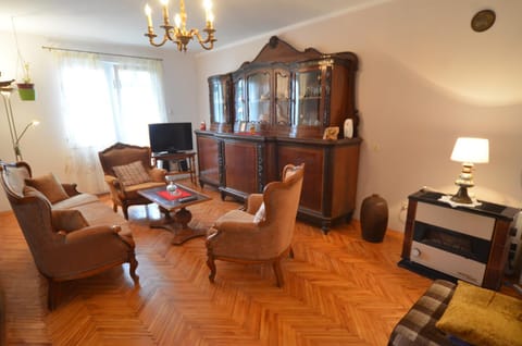 Communal lounge/ TV room, TV and multimedia, Living room, Seating area