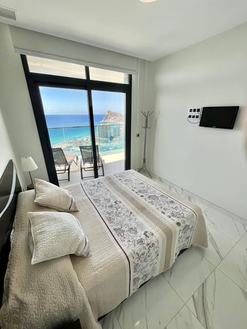 Photo of the whole room, Sea view