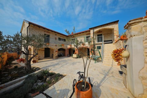 Property building, Patio, Balcony/Terrace