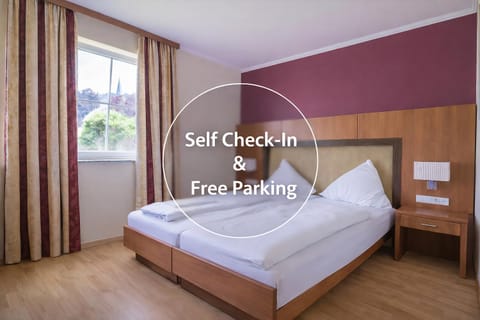 Summer, Photo of the whole room, Bedroom, towels