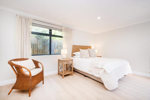 Bed, Photo of the whole room, Seating area, Bedroom