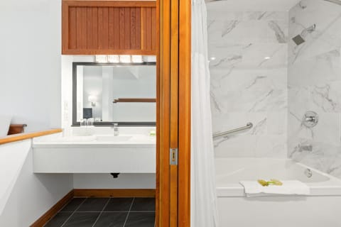 Canadian Princess Lodge & Marina Resort in Ucluelet