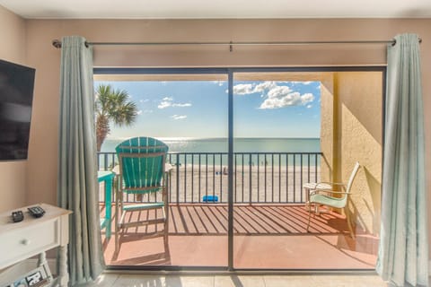 Direct Beach Views Family Friendly Las Brisas #205 Apartment in Madeira Beach