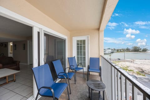 Direct Beachfront - Gulf Views - Beach Place #407 Apartment in Madeira Beach