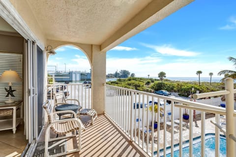 Direct Beachfront Luxury 3b 2b - Beach Place #106 Apartment in Madeira Beach