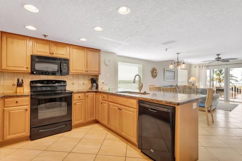 Direct Beachfront Luxury 3b 2b - Beach Place #106 Apartment in Madeira Beach