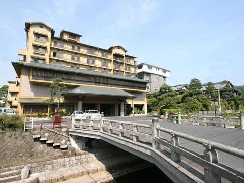 Facade/entrance, Neighbourhood