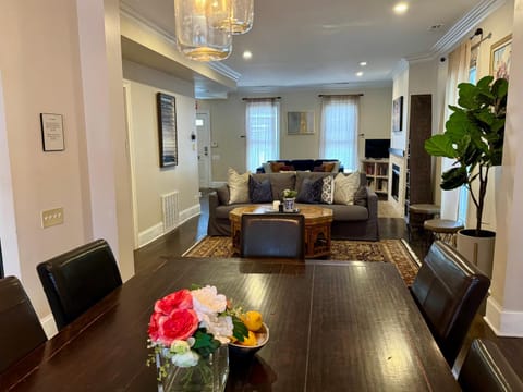 TV and multimedia, Living room, Seating area, Dining area