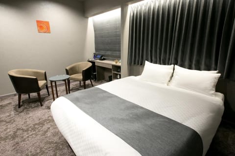 Photo of the whole room, Bedroom