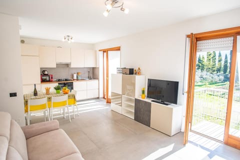 Communal lounge/ TV room, TV and multimedia, Kitchen or kitchenette, Living room, Dining area, minibar, pet friendly, stove