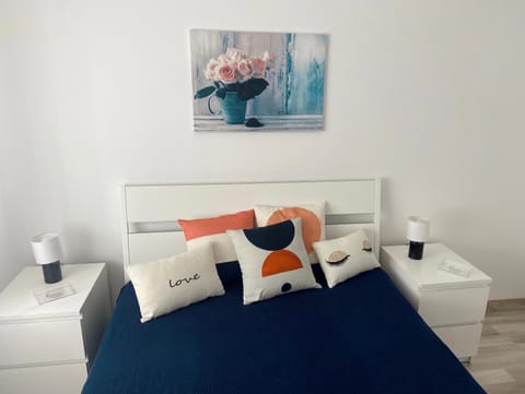 Bed, Photo of the whole room, Decorative detail, Bedroom