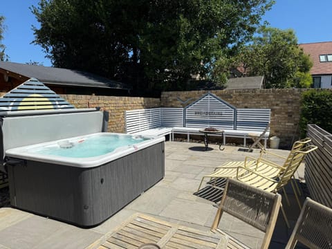 Patio, Hot Tub, Seating area, sunbed