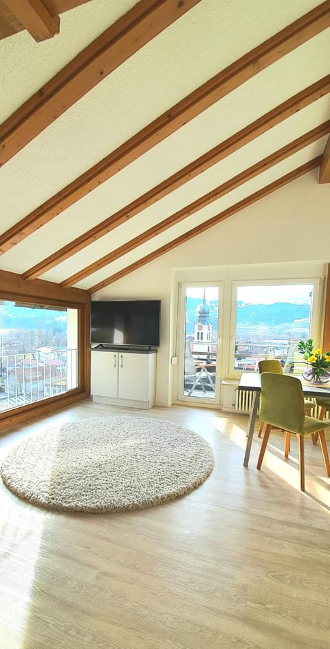 TV and multimedia, Living room, Photo of the whole room, Decorative detail