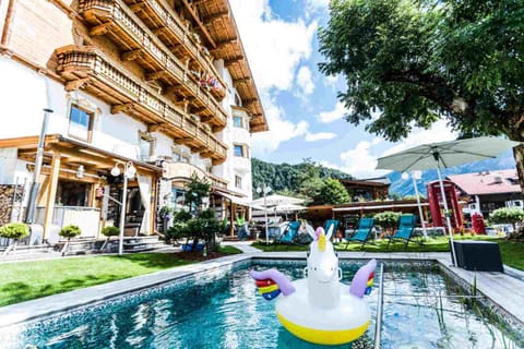 Property building, Facade/entrance, Summer, Balcony/Terrace, Spa and wellness centre/facilities, On site, Pool view, Swimming pool, Sports