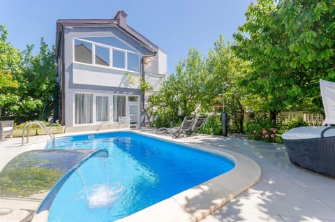 Facade/entrance, Swimming pool