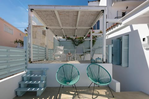 Neighbourhood, Balcony/Terrace