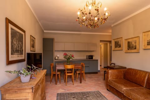 TV and multimedia, Kitchen or kitchenette, Living room, Seating area, Dining area, kitchen